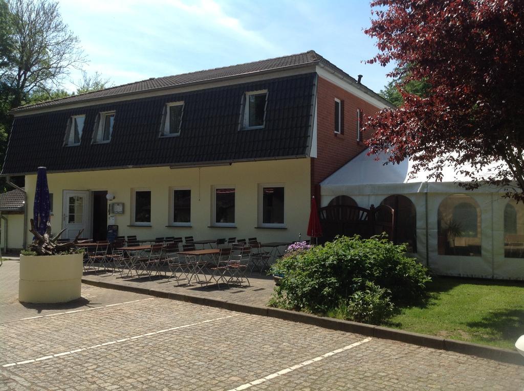 Café&Pension Am Brunnen Parchim Extérieur photo